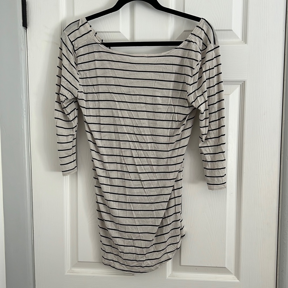 High neck lower back stripe 3/4 length sleeve shirt